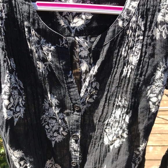 🌸 VGUC LUCKY Brand Top Sz XS Black Floral Long Sleeve Button Front Tie Cotton - Picture 2 of 8